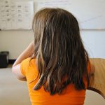 Niña en el colegio
