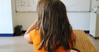 Niña en el colegio