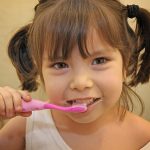 Niña cepillándose los dientes