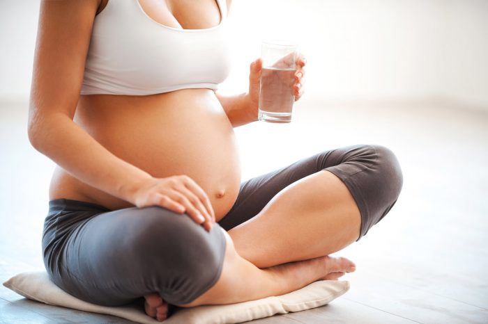 Embarazada-agua-beber