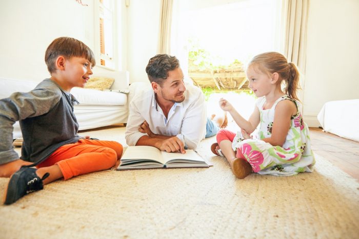Familia-padre-niños-hijos-libro-leer-conversar-hablar