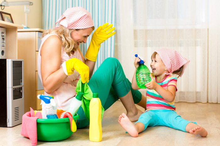Madre-hija-limpiar-tareas-hogar-ayudar-niña-responsabilidades
