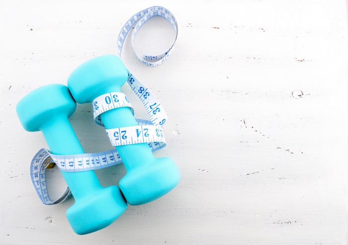 ejercicio-pesas-cinta-metrica-perder-peso-adelgazar-saludable