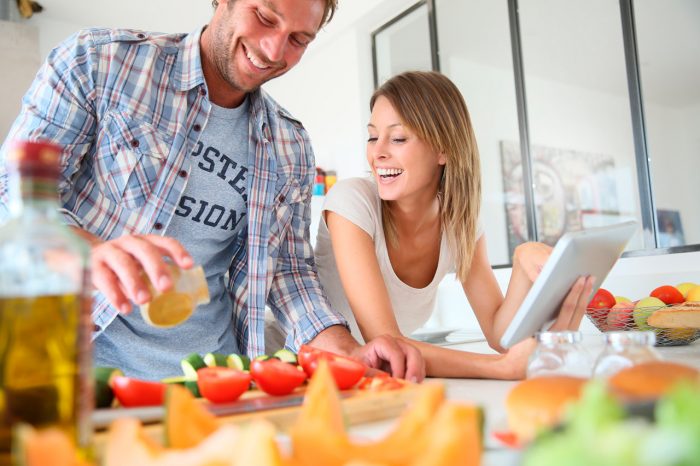 verduras-ensalada-saludable-dieta-aceite-oliva-pareja-adelgazar-perder-peso
