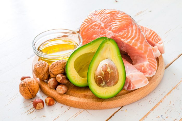 colesterol-aguacate-frutos-secos-aceite-oliva-pescado-salmon-dieta-equilibrada-saludable-sano