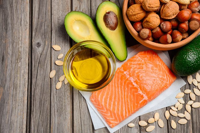 colesterol-aguacate-frutos-secos-aceite-oliva-pescado-salmon-semillas-calabaza-dieta-equilibrada-saludable-sano