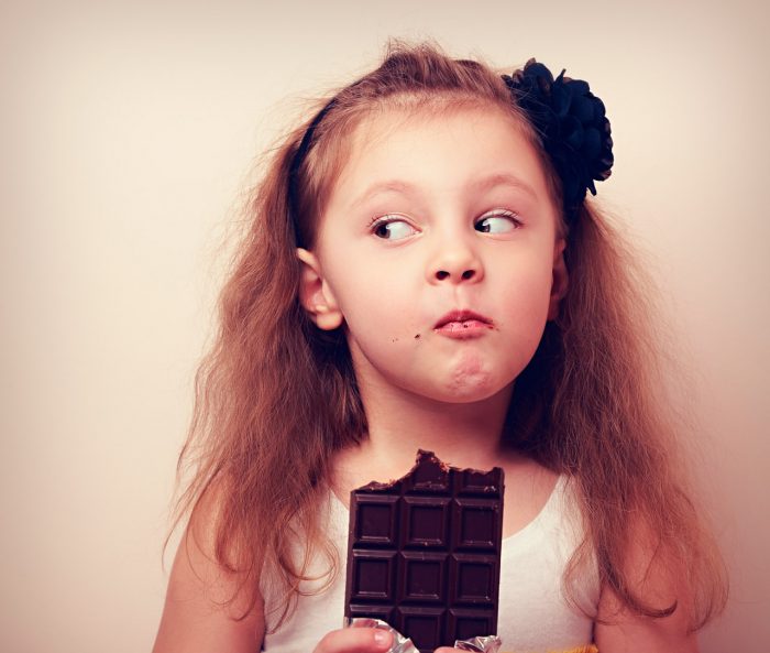 niño-niña-chocolate-dulces-obesidad-infantil